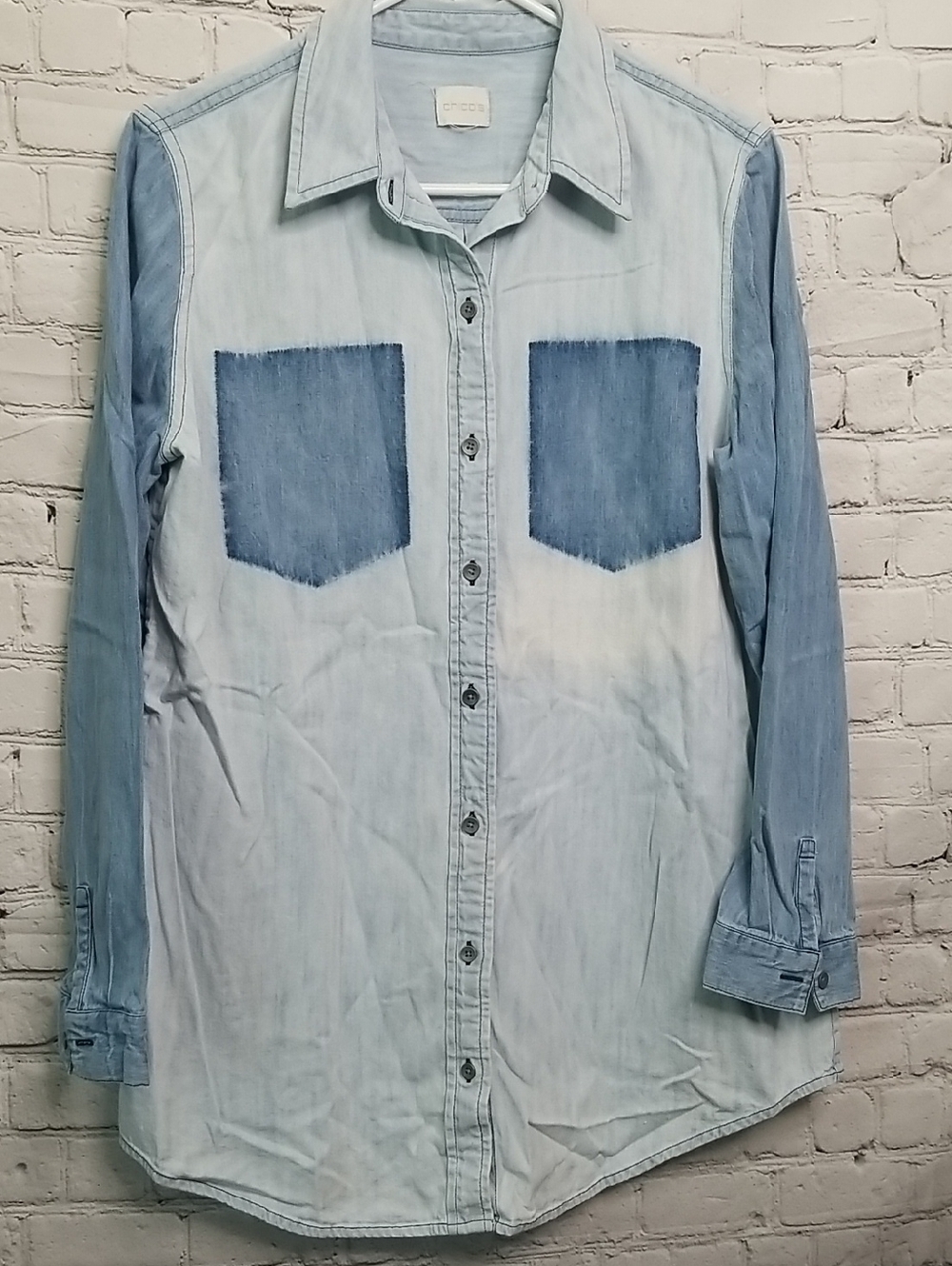 Chico's womens 100% cotten shirt size Medium, tutone. EUC